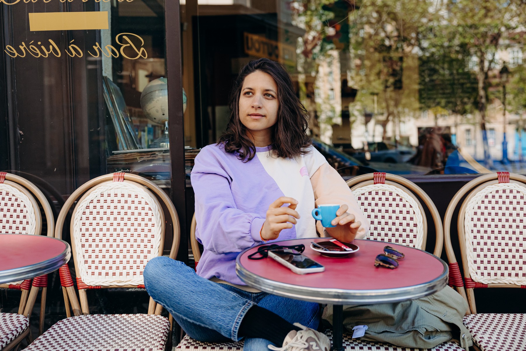 Sarah Segala assise à la terrasse d’un café